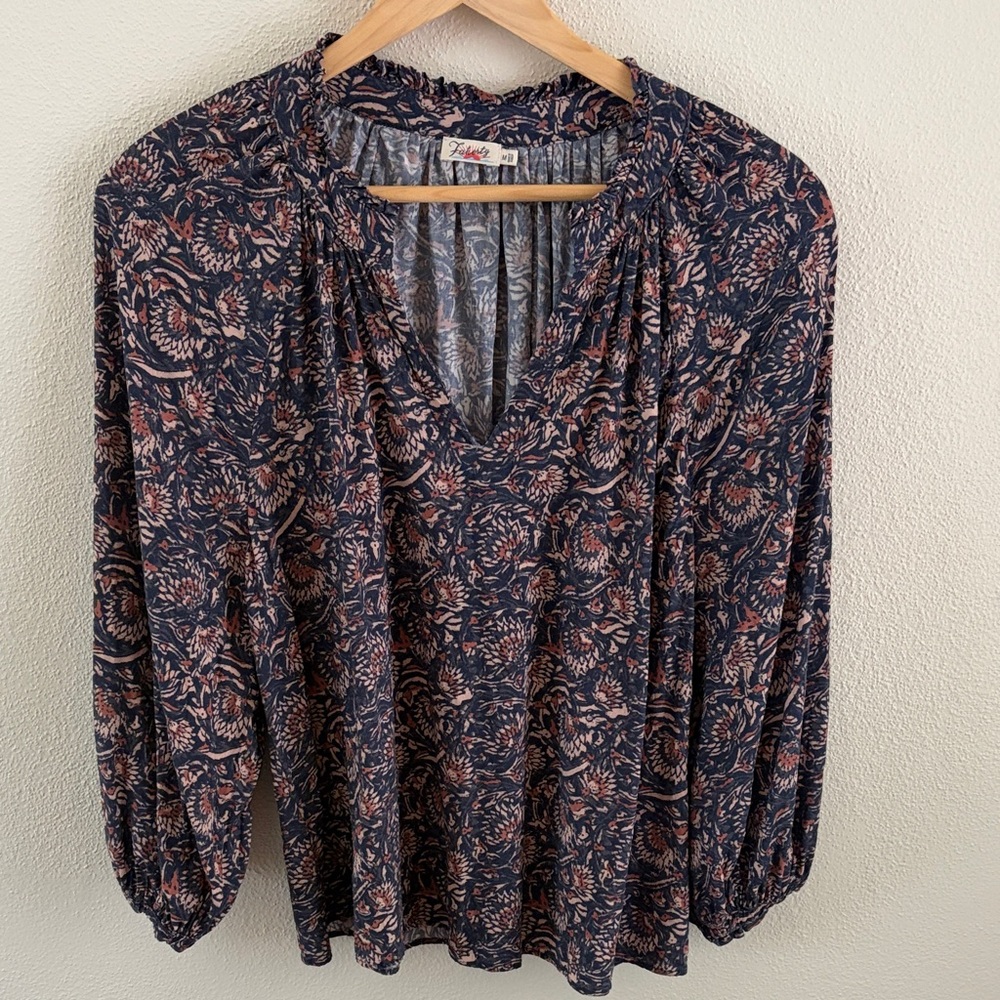 Faherty Portia v-neck blouse with navy floral pattern | size medium